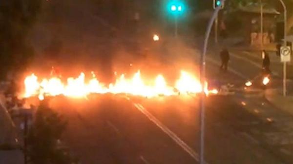 Una de las barricadas en la madrugada