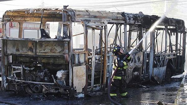 Uno de los buses quemados por manifestantes