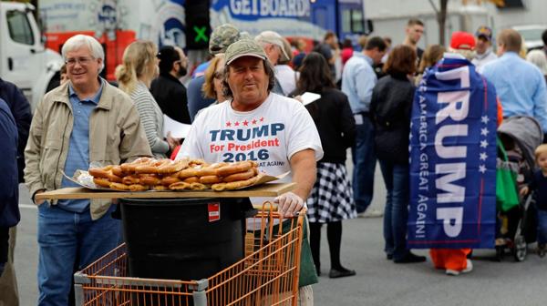 Un grupo de seguidores de Trump en Pensilvania (AP)