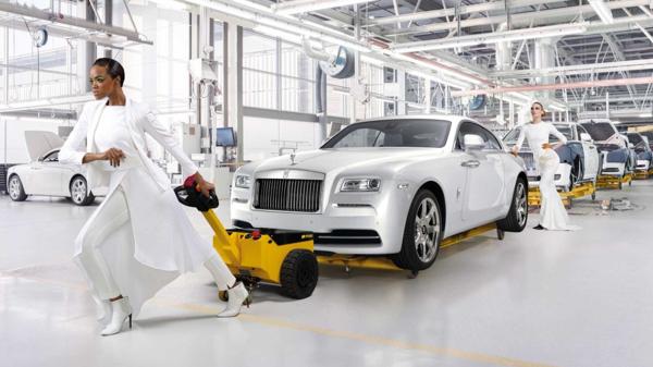 Una fusión entre las modelos y los autos convirtió a la fábrica de Goodwood en un estudio fotográfico