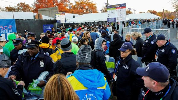 Los miembros de la Policía local se mezclan con los corredores en la previa a la largada de la Maratón de Nueva York (Reuters)