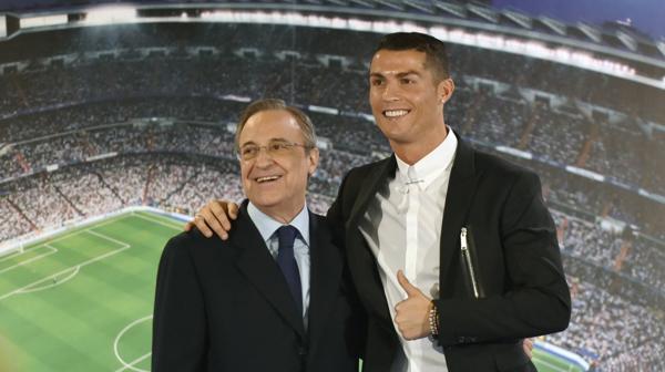 El portugués Cristiano Ronaldo junto a Florentino Pérez, presidente del Real Madrid (AFP)