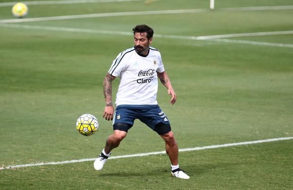 Ezequiel Lavezzi se recuperó de la lesión en el hombro sufrida en la Copa América Centenario (Reuters)