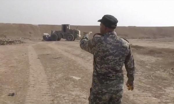 El ejército iraquí utilizó una excavadora para encontrar la fosa tras percibir un fuerte olor (AP)