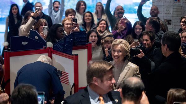 La candidata presidencial Hillary Clinton en el momento de votar (AP)