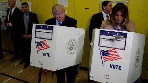 Donald y Melania Trump sufragaron en un centro de votación de Manhattan, Nueva York