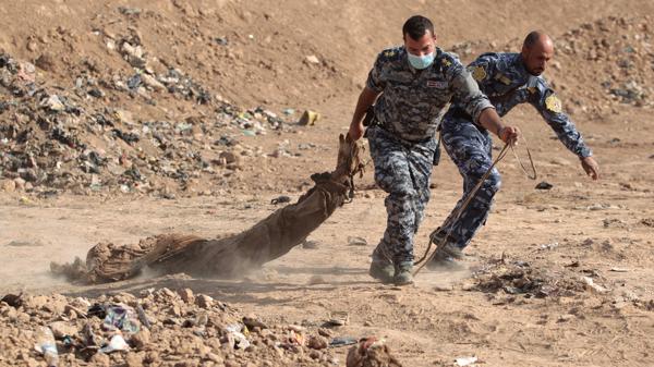 Los restos humanos fueron encontrados después de que las tropas iraquíes sintieran un fuerte olor (AFP)