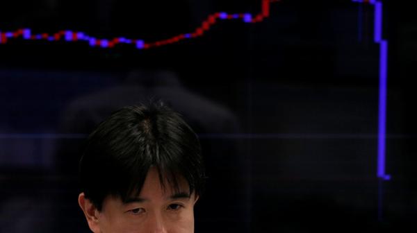 Las bolsas asiáticas, como el Nikkei de Japón, estuvieron entre las primeras en caer (Reuters)