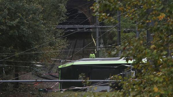 El tren volcó sobre uno de los costados (AP)