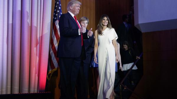 Donald Trump junto a Melania y Barron, el día de la victoria en las elecciones de EEUU (AP)