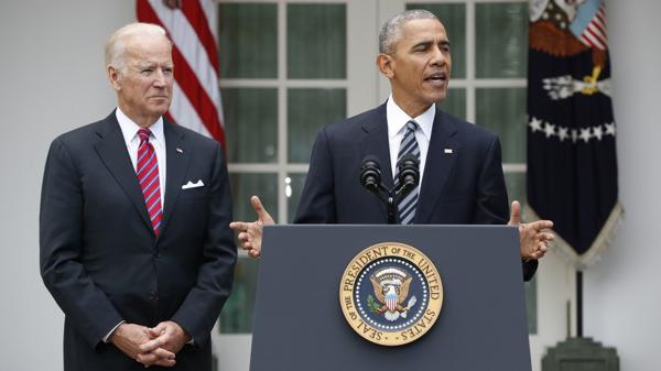 Barack Obama junto al vicepresidente Joe Biden, en los jardines de la Casa Blanca (AP)