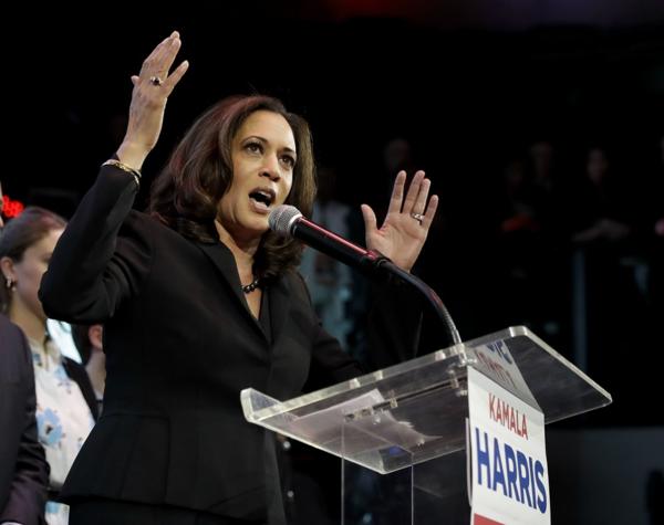 Kamala Harris habla durante un acto en la noche de las elecciones en Los Ángles (AP)