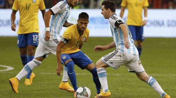 Neymar y Lionel Messi, compañeros en el Barcelona, se enfrentarán en el Brasil-Argentina