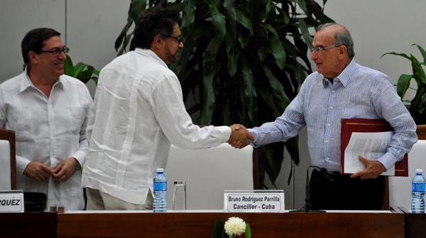Iván Márquez y Humberto de la Calle firmaron un nuevo acuerdo de paz en Colombia (AFP)