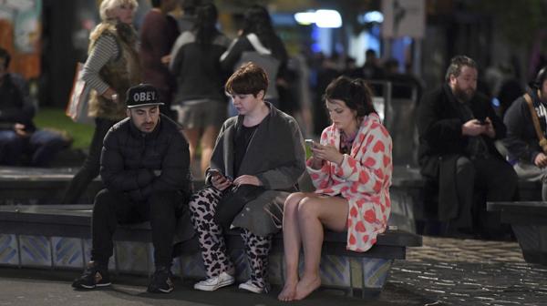 Después de los primero temblores, ciudadanos de Wellington se concentraron en las calles (AP)