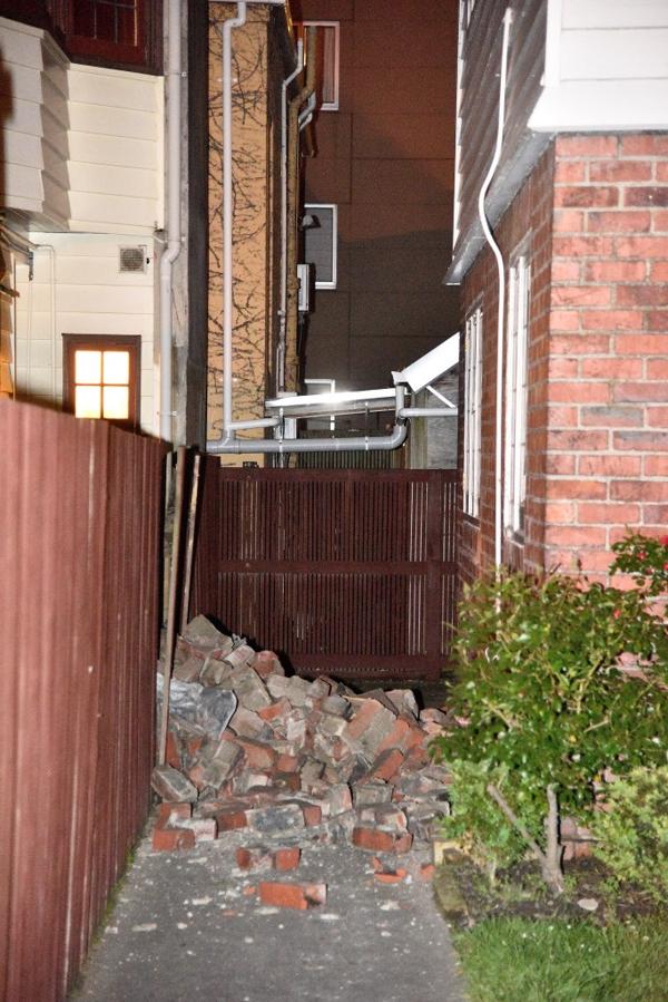 Varias propiedades sufrieron daños estructurales y algunos derrumbes (AFP)