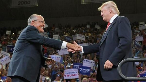 Rudolph Giuliani saluda a Donald Trump
