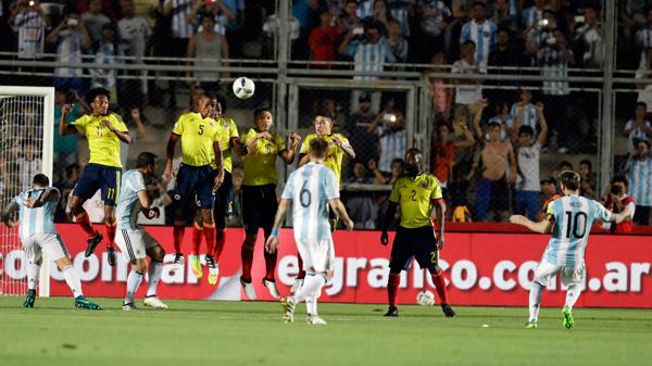 Messi ejecutó y en instantes la pelota vencerá a Ospina (AP)