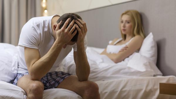 Además, causa disfunción eréctil en un 40% de los casos