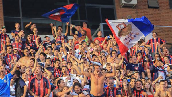 Los hinchas celebran el regreso a “Tierra Santa”, el lugar donde nación el club San Lorenzo de Almagro (NA)