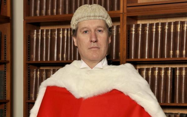 El juez Peter Jackson permitió que la madre de la adolescente, con quien vivía, avalara el procedimiento sin el consentimiento del padre