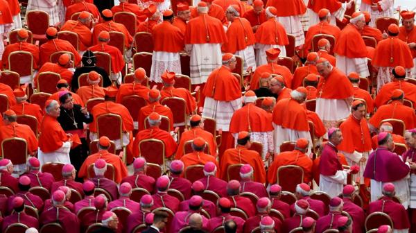 Francisco pidió a los cardenales que ayuden con su labor a fomentar la fraternidad (Reuters)