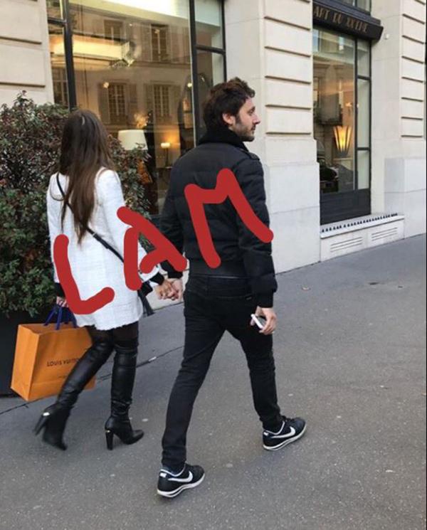 La pareja pasea por París