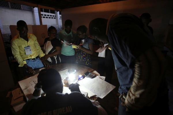 Con faroles y calculadoras avanzaba el conteo de votos en Puerto Príncipe (AP)