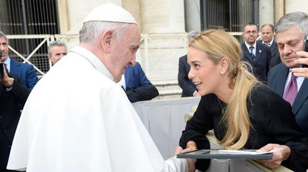 El papa Francisco junto a Lilian Tintori