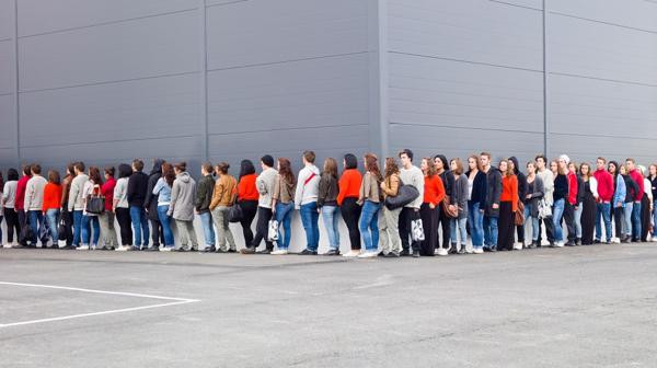 Cúal es la fila más rápida del supermercado, ¿la que tiene menos personas con carritos llenos o más personas con menos productos? (Istock)