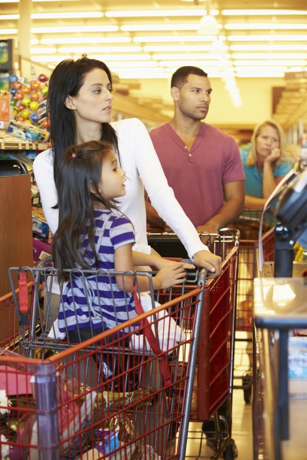 La fila de la izquierda del supermercado es la más rápida por que la mayoría de las personas son diestras (Istock)