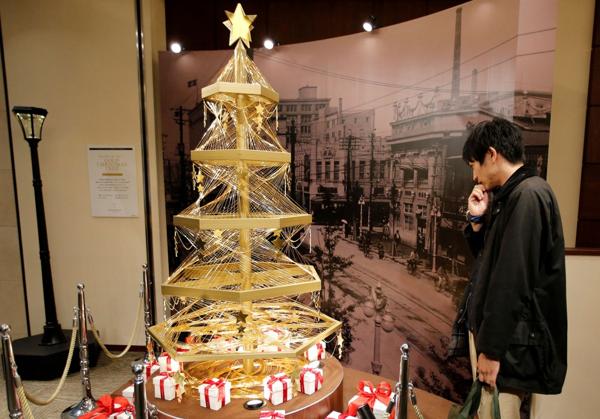 El árbol navideño mide dos metros y pesa 19 kilos (Reuters)