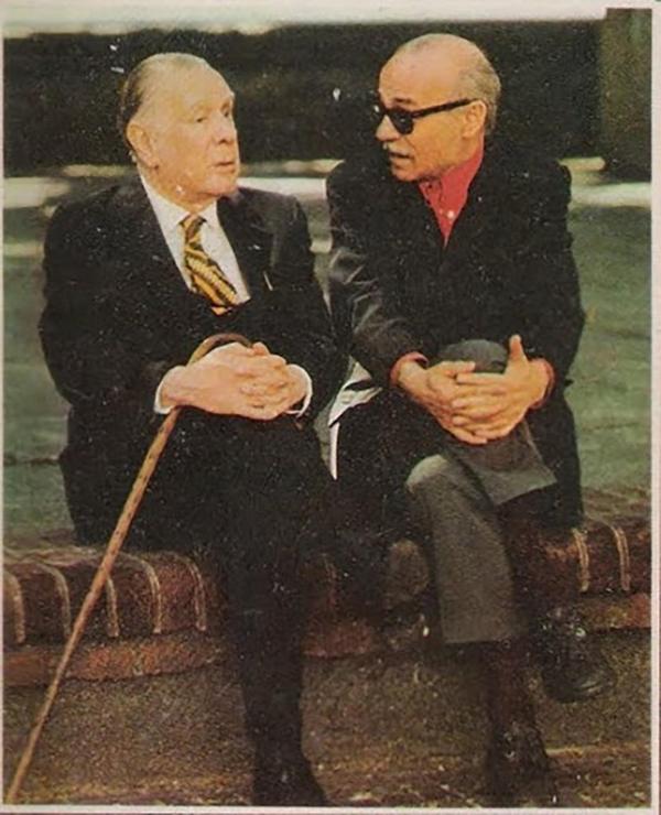 Jorge Luis Borges y Ernesto Sabato en el Parque Lezama, a espaldas del Museo Histórico Nacional