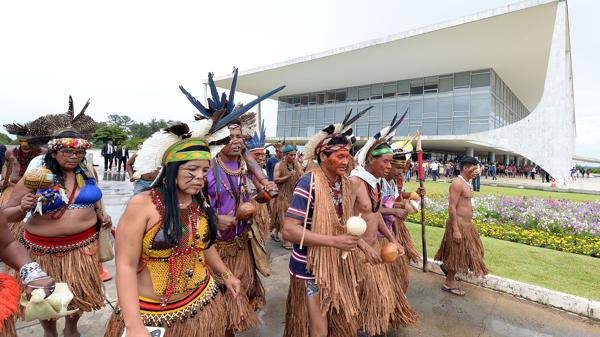 Los indígenas reclamaron contra las políticas de Michel Temer que vulneran sus derechos (AFP)