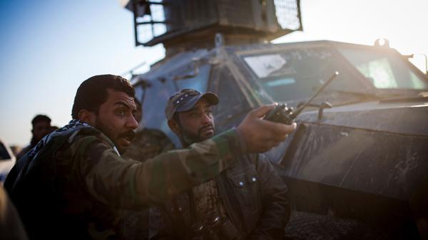 Integrantes de las Fuerzas de Movilización Popular (PMF), también conocidas como las Unidades de Movilización Popular (PMU), en las cercanías del aeropuerto de Tal Afar (AFP)