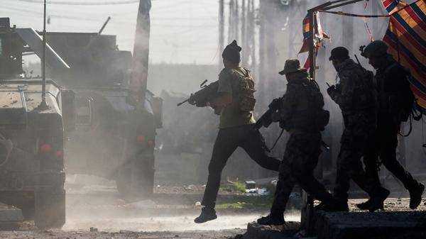 Fuerzas Especiales iraquíes combaten contra el Estado Islámico en el barrio de Karkukli, en el bastión yihadista de Mosul (AFP)