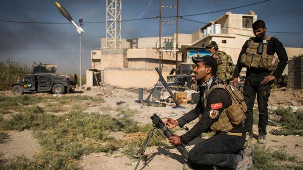Soldados de las Fuerzas Especiales iraquíes disparan un mortero contra posiciones del Estado Islámico (AFP)