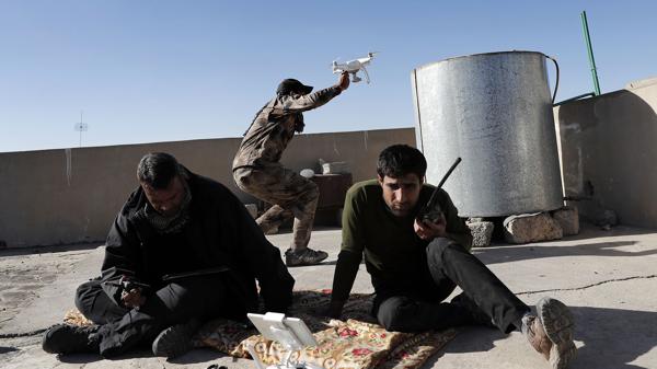 Integrantes de las Fuerzas Especiales iraquíes utilizan drones para ubicar a los terroristas del Estado Islámico, en Mosul (AFP)