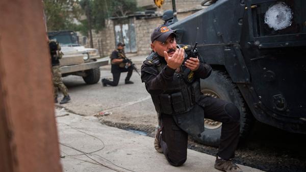 Un comandante de la 2.ª división de las Fuerzas Especiales iraquíes avanza en el vecindario de Adén, en Mosul (AFP)