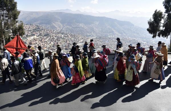 Habitantes de El Alto marchan a La Paz (AFP)