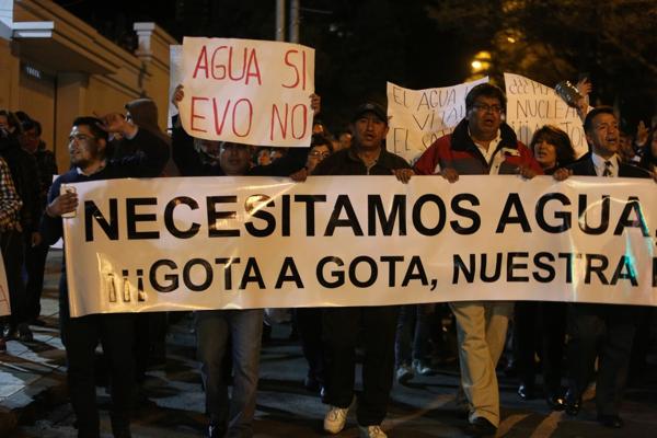 Decenas de personas protestaron este martes el La Paz en demanda de agua (EFE)