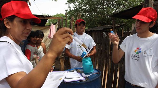 ctividades de descacharrado y fumigación junto al equipo de Mundo Sano