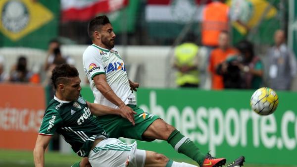 Alan Ruschel, de blanco, en el último partido que su equipo perdió frente al Palmeiras (Reuters)