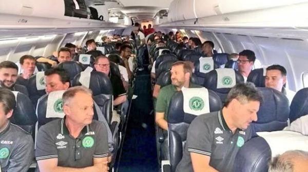 La delegación del Chapecoense dentro del avión