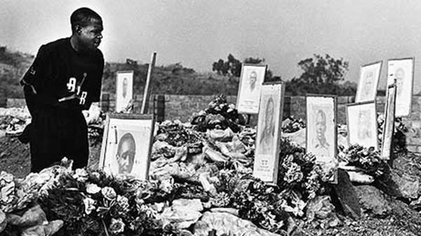 Flores y fotos en homenaje a las víctimas de la selección de Zambia