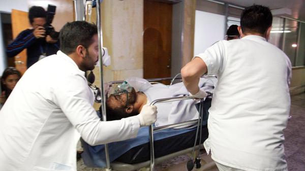 Alan Ruschel al ingresar al hospital de Antioquia donde fue atendido de urgencia. Su estado es grave (Reuters)