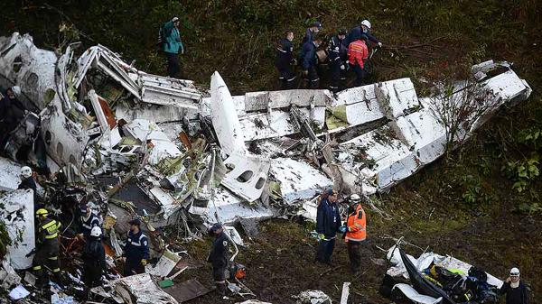 Un momento de las tareas de rescate tras la tragedia del avión que trasladaba a la delegación del Chapecoense hacia Medellín para disputar la primera final internacional de su historia (AFP)