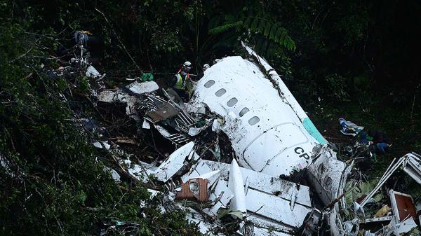 Los restos del avión de LAMIA luego de estrellarse en La Unión, Medellín (AFP)