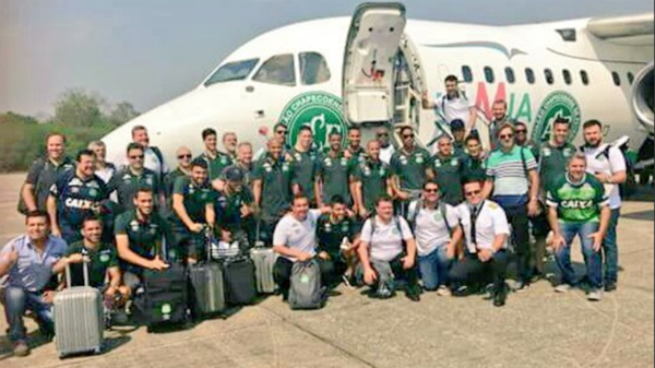 El equipo de Chapecoense posó frente al avión antes del trágico vuelo hacia Colombia
