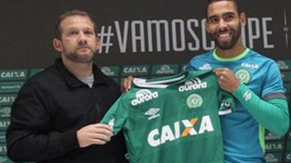 Demerson es defensor, tiene 30 años y quedó fuera de la convocatoria de Chapecoense